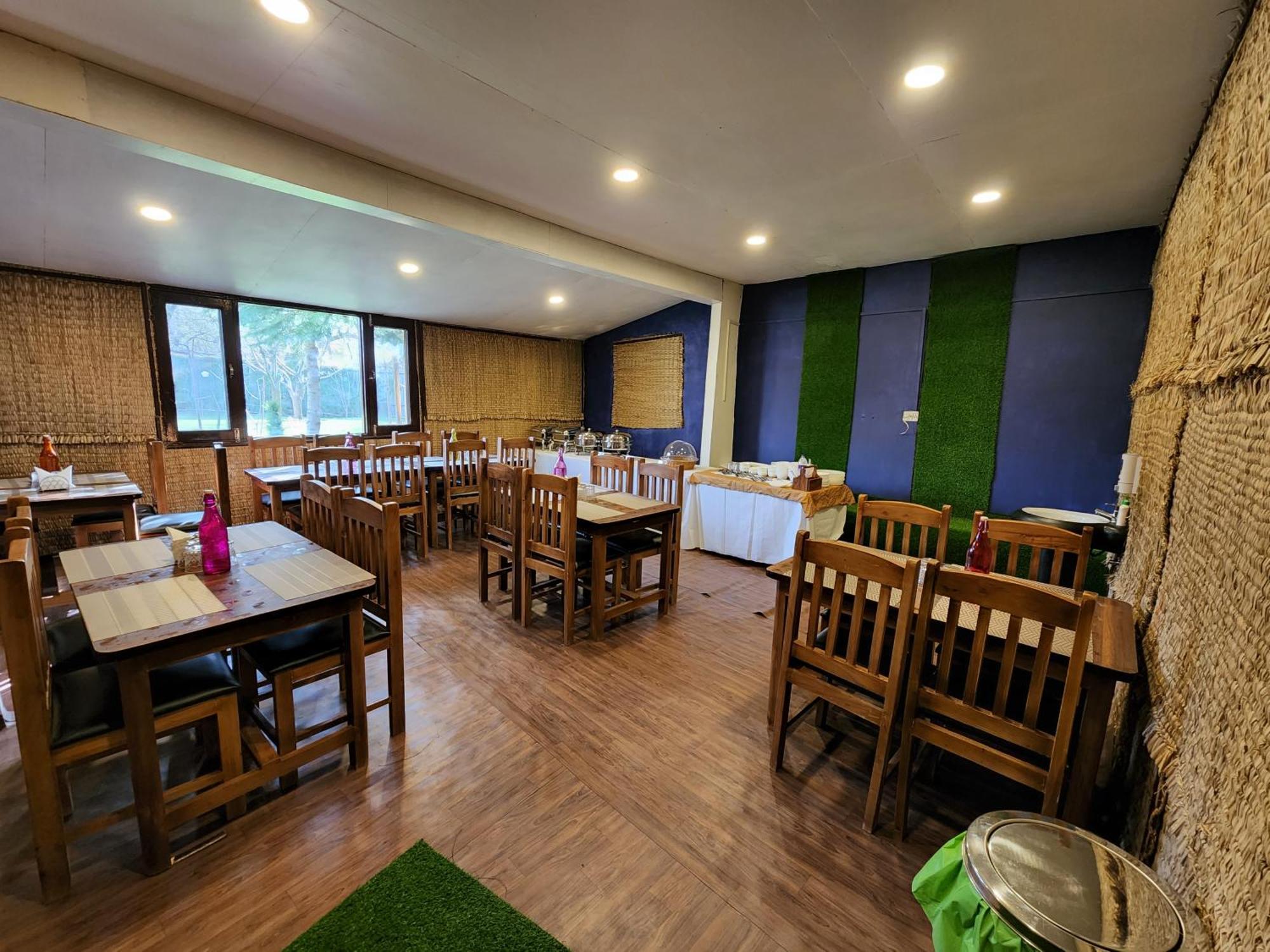 Premier Pahalgam Hotell Exteriör bild